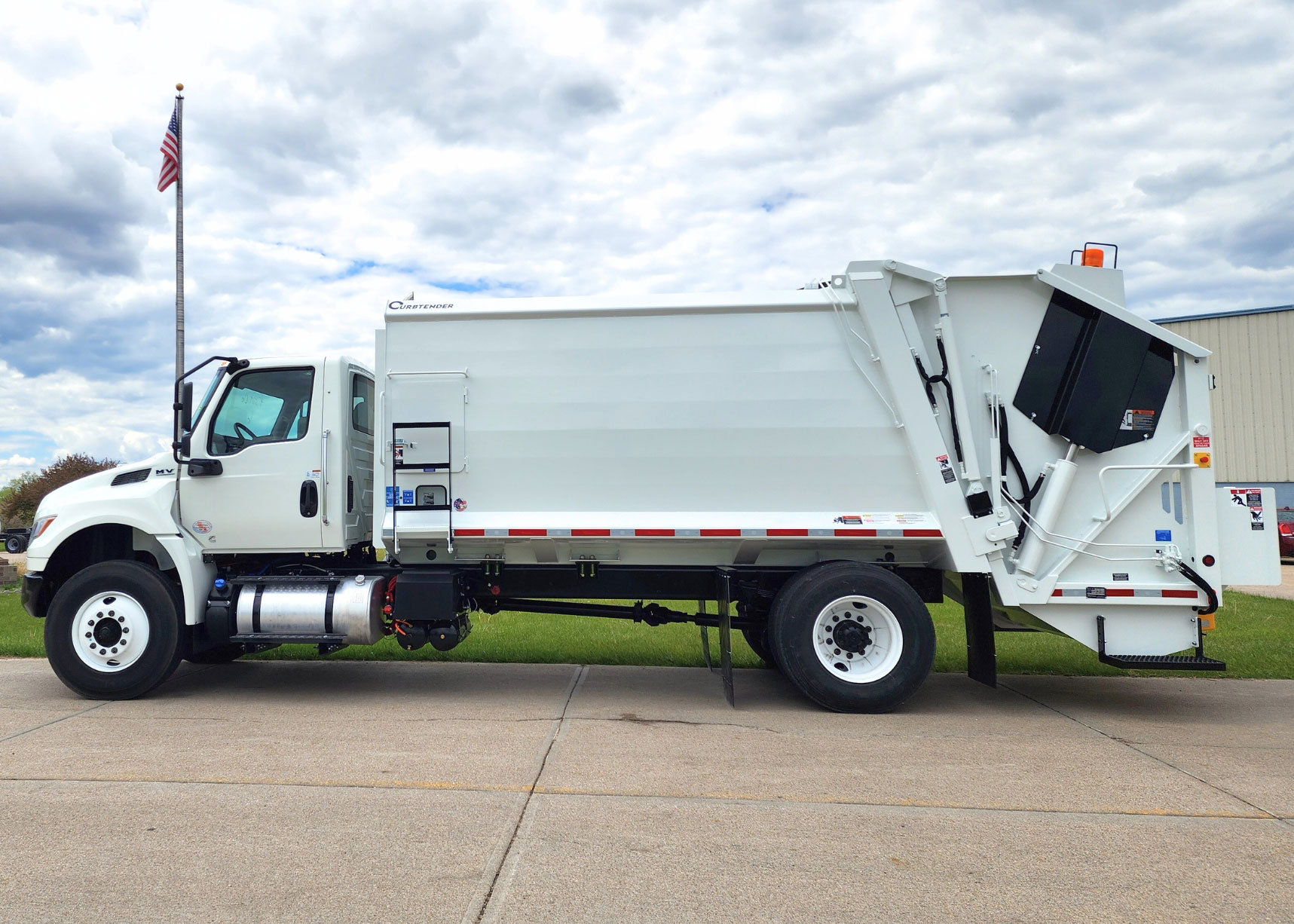 Curbtender-Quantum-XL-Rear-Loader-Refuse-Truck